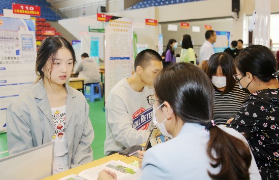 9月19日，江苏省南通科技职业学院举行2021届毕业生校园秋季大型双选会，大学生向用人单位咨询情况。冯凯敏（人民图片).jpg