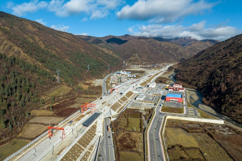 穿越山谷的成兰铁路川主寺至黄胜关段。成兰公司供图