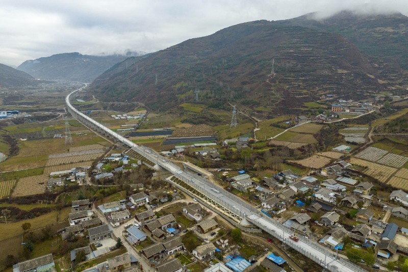 成兰铁路松潘右所屯岷江双线特大桥。成兰公司供图