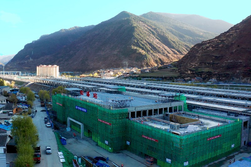 正在建设中的成兰铁路松潘站。成兰公司供图