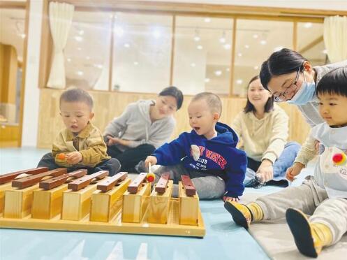 孩子们在托育机构做趣味游戏。